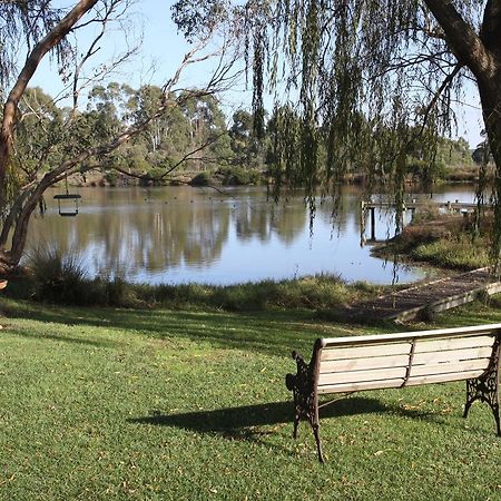Little Lake Cottage Nyora Экстерьер фото