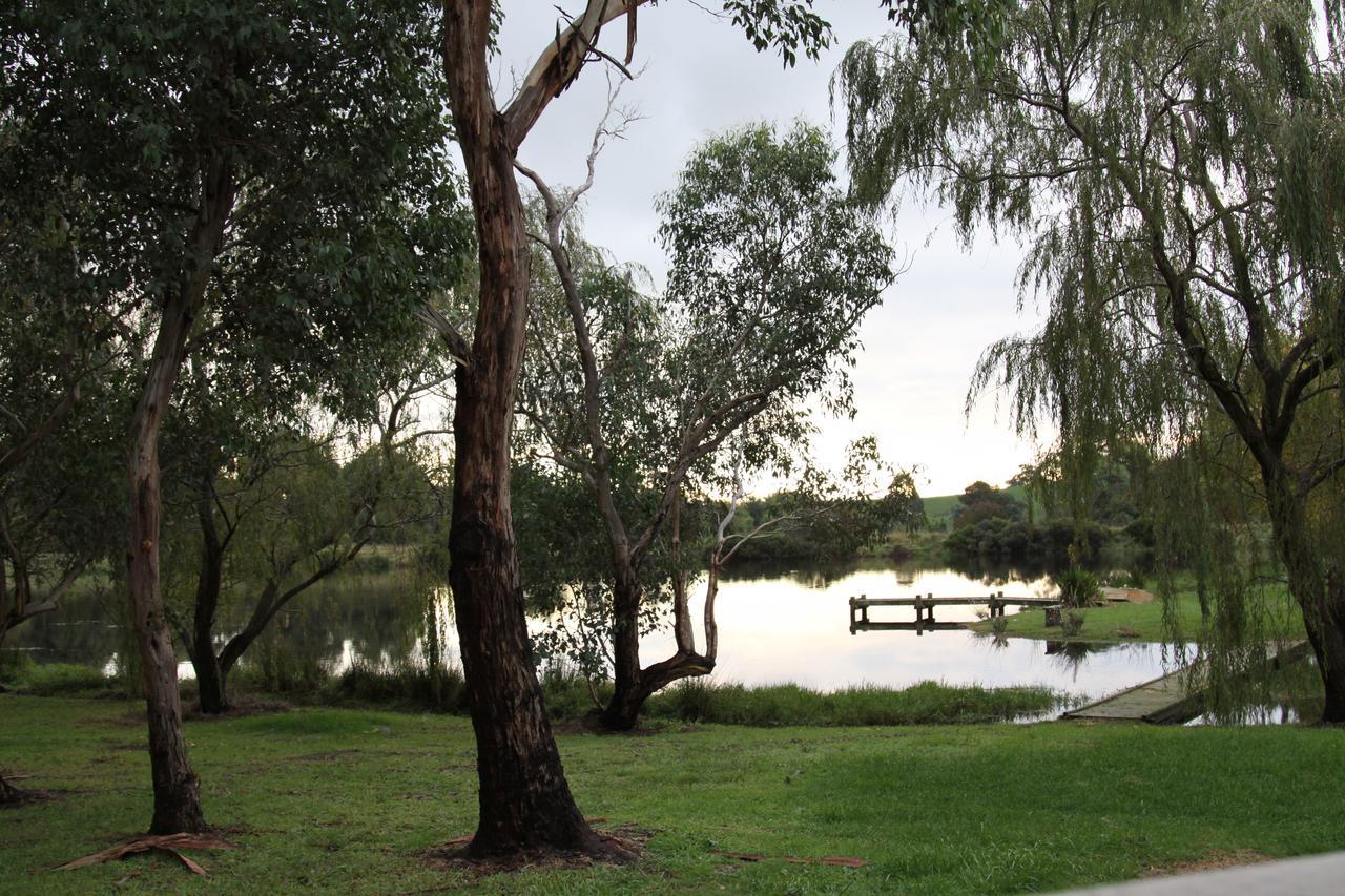 Little Lake Cottage Nyora Экстерьер фото