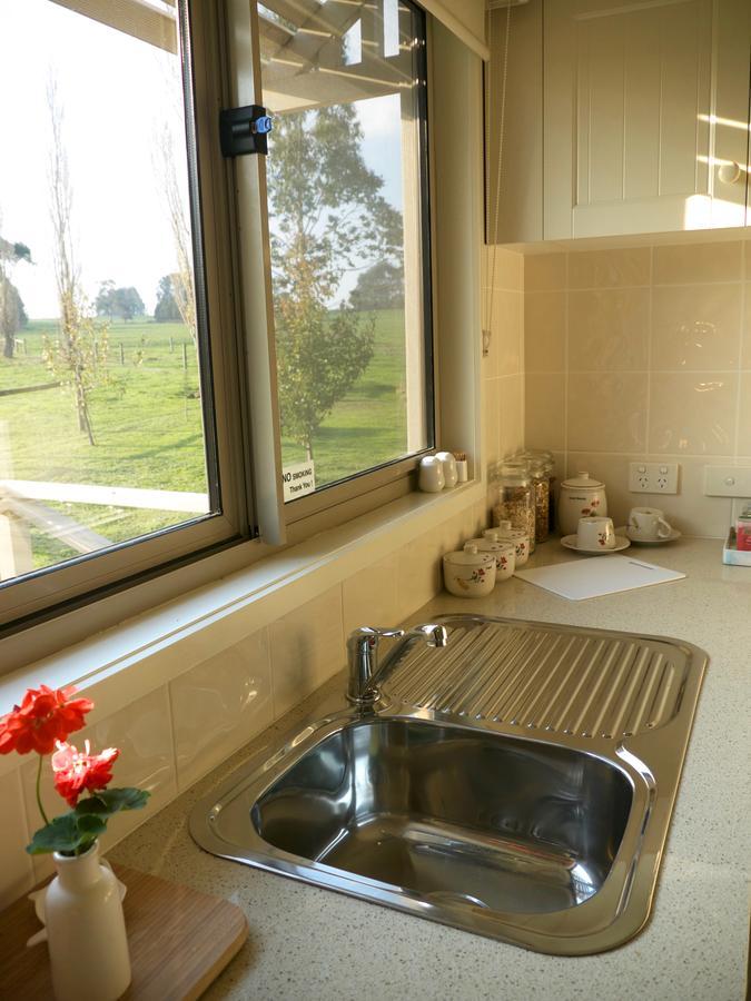 Little Lake Cottage Nyora Экстерьер фото