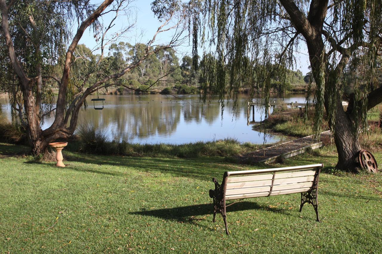 Little Lake Cottage Nyora Экстерьер фото
